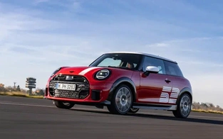 MINI Cooper JCW có bản giới hạn, giá 47 nghìn USD