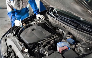 Vệ sinh khoang máy ô tô: Đúng kỹ thuật để tránh "tiền mất tật mang"