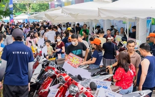 Giá xăng tăng cao, xe máy điện VinFast đắt khách