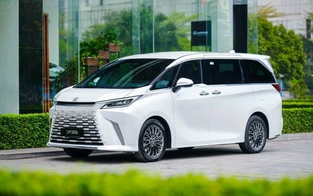Xe sang Lexus LM 500h giảm giá 320 triệu đồng