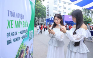 Sinh viên hào hứng đăng ký “Hộ chiếu xanh”, săn xe máy điện
