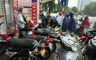 Đường ngập nước, lái xe máy thế nào để đảm bảo an toàn?