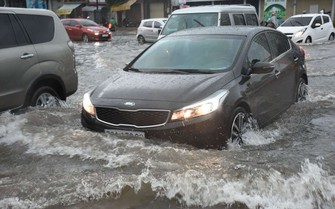 Hà Nội mưa lớn, nhiều ô tô chết máy chờ cứu hộ