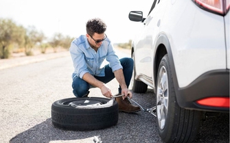 Nguyên nhân và cách xử lý ô tô thủng lốp giữa đường