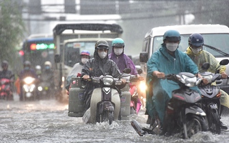 Những lưu ý lái xe máy khi trời mưa lớn