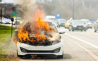 Cần làm gì khi ô tô bất ngờ bốc cháy?