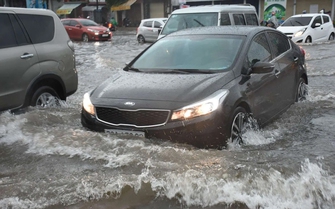 Ô tô đi qua đường ngập sâu, xử trí thế nào?