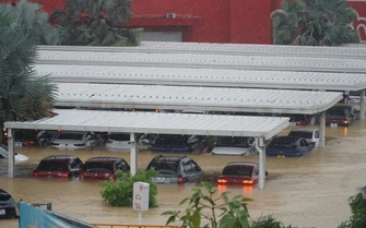 Hàng loạt ô tô ngập sâu trong nước ở Khánh Hòa