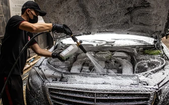 Rửa khoang máy ô tô, vì sao nên làm thường xuyên?