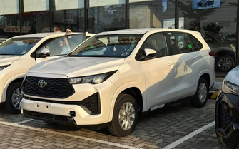 Toyota Innova Cross phiên bản giá rẻ ra mắt tại Việt Nam