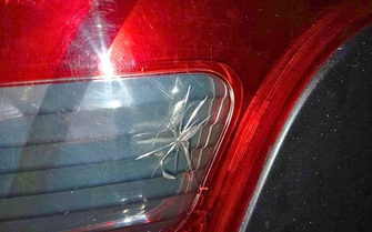 Mặt đèn ô tô bị nứt xử lý ra sao?