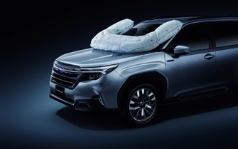 Subaru Forester được trang bị túi khí bên ngoài để bảo vệ người đi xe đạp