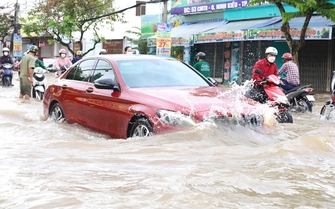 Lái xe qua đường ngập cần lưu ý gì?