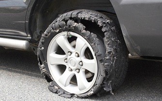 Cách lái xe khiến ô tô dễ bị nổ lốp