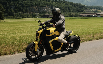 Xe máy điện đầu tiên trên thế giới dùng pin thể rắn