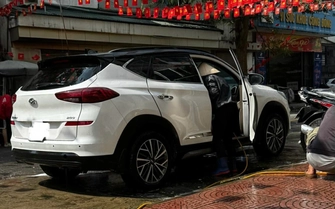 Rửa ô tô chiều 29 Tết, giá lên đến 500 nghìn đồng
