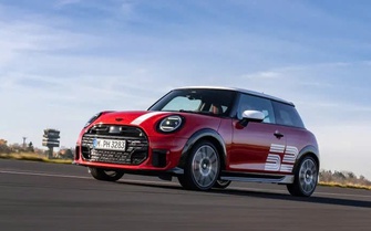 MINI Cooper JCW có bản giới hạn, giá 47 nghìn USD