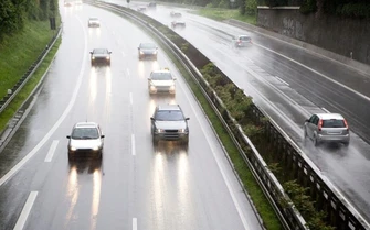 Mùa nồm ẩm, nên làm gì để tránh xe mốc và hỏng nội thất?