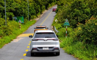 Ô tô điện đổ đèo có an toàn hơn xe xăng?