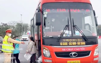 Xe giường nằm nhồi khách, nguy hiểm thế nào?