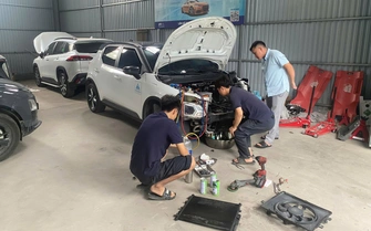 Garage ô tô loay hoay trước làn sóng xe điện