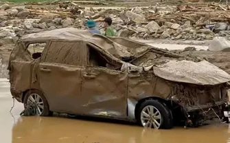 Nhiều ô tô, xe máy bị vò nát sau trận lũ ở Lai Châu