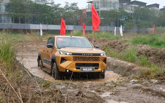 Toyota Hilux áp đảo doanh số Mitsubishi Triton