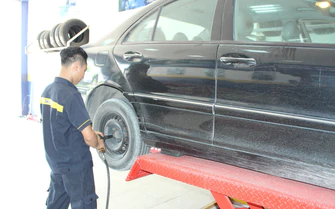 Ham rẻ thay lốp ô tô cũ, chủ xe có thể trả giá đắt