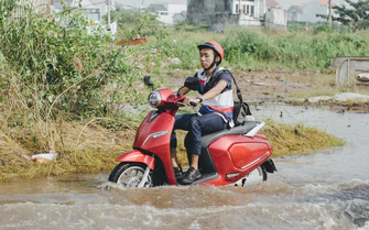 Xe máy điện đi mưa, những bộ phận nào dễ hỏng?