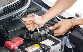 Xe để lâu không đi, có nên lắp bộ ngắt kết nối ắc quy?