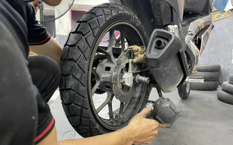 Dấu hiệu cần thay lốp xe máy để đảm bảo an toàn