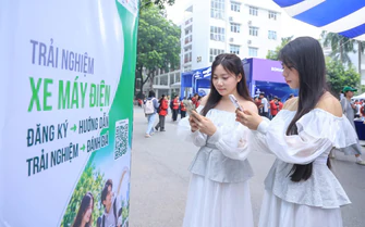 Sinh viên hào hứng đăng ký “Hộ chiếu xanh”, săn xe máy điện