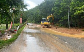 Quảng Bình: Dọn đất đá sạt lở trên nhiều tuyến đường, 9 thôn bản bị chia cắt do mưa lũ