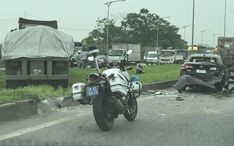 Xe đầu kéo vắt chéo dải phân cách sau tai nạn, cao tốc Hà Nội - Lạng Sơn ùn tắc kéo dài