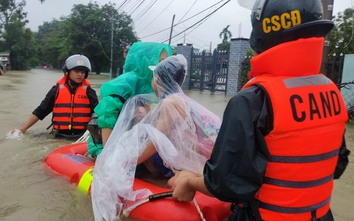 Xuyên đêm ngâm mình trong nước nỗ lực cứu 12 người mắc kẹt ở vùng ngập lụt