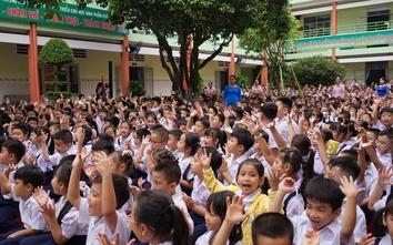 HEAD Sơn Minh trao mũ bảo hiểm cho học sinh Trường tiểu học Đinh Tiên Hoàng