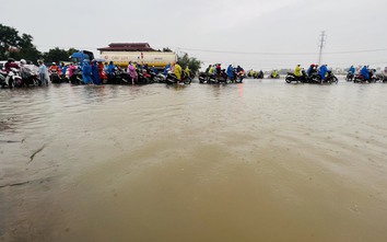 Quảng Nam: Xe máy xếp hàng chờ qua vùng ngập trên quốc lộ 1A
