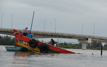 Vợ chồng ngư phủ khóc nghẹn bên đôi tàu cháy