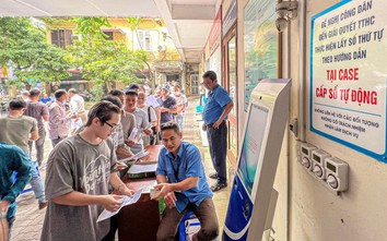 Người dân ùn ùn xếp hàng đổi giấy phép lái xe ở Hà Nội