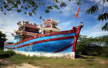 Kỳ lạ ngôi đền hình chiếc thuyền trên cạn, nơi ngư dân cầu may cho những lần đi biển
