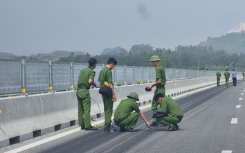 Vụ nghi đổ hoá chất trên đường cao tốc: Công an lấy mẫu để giám định