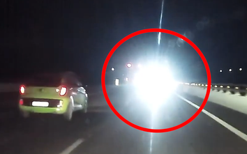 Xe bồn độ đèn siêu sáng khiến loạt xe đi sau “mù tạm thời”