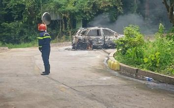 Ô tô 7 chỗ cháy trơ khung trên núi Sam ở An Giang