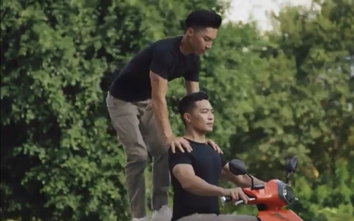 Quốc Cơ - Quốc Nghiệp chồng đầu quảng cáo xe Dat Bike: "Hình ảnh độc lạ, nội dung độc hại"