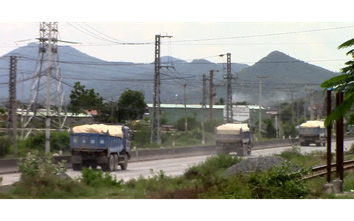 Khánh Hòa: Đoàn xe chở đá nghi quá tải nghênh ngang từ phố ra quốc lộ
