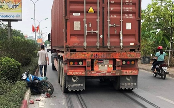 Tai nạn ô tô đầu kéo và xe máy làm 2 người tử vong ở Hà Nội