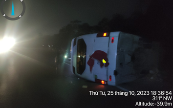Xe khách 45 chỗ mất lái, lật ngang trên cao tốc Nội Bài - Lào Cai