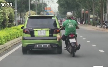 Người chạy xe gắn máy dùng chân đẩy ô tô ở Sóc Trăng bị xử phạt bao nhiêu?