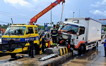 Bản tin TNGT 26/10: Xe tải mất lái tông vào trạm thu phí, tài xế bất tỉnh