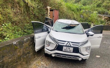 Đá trên núi rơi trúng ô tô khiến tài xế ở Hà Giang tử vong